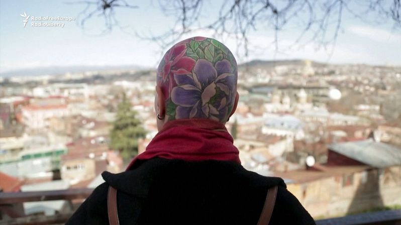 Žena s alopecií si ozdobila hlavu tetováním s motivem květů